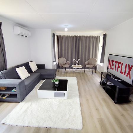3-Bedroom House-Big Yard- Netflix แฮมิลตัน ภายนอก รูปภาพ