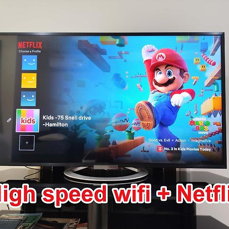 3-Bedroom House-Big Yard- Netflix แฮมิลตัน ภายนอก รูปภาพ